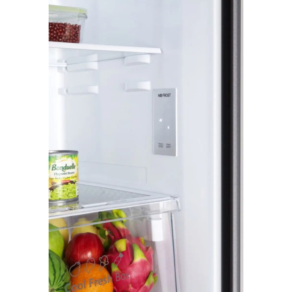 Hisense RQ515N4AC2 dettaglio pannello No Frost interno con cassetto frutta e verdura riempito