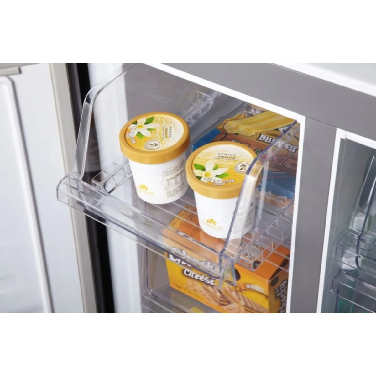 Hisense RQ515N4AC2 dettaglio ripiano del congelatore con vaschette gelato e alimenti surgelati