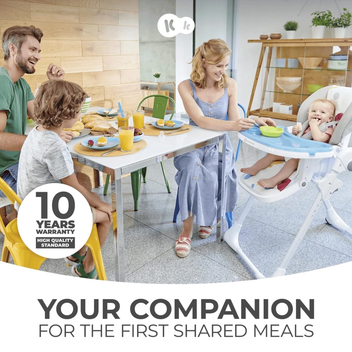 Kinderkraft YUMMY seggiolone in uso durante il pasto in famiglia, garanzia 10 anni