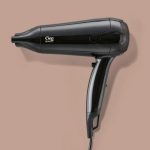 Fön Cien Beauty 2200W nero ricondizionato, vista laterale su sfondo rosa con dettaglio griglia posteriore