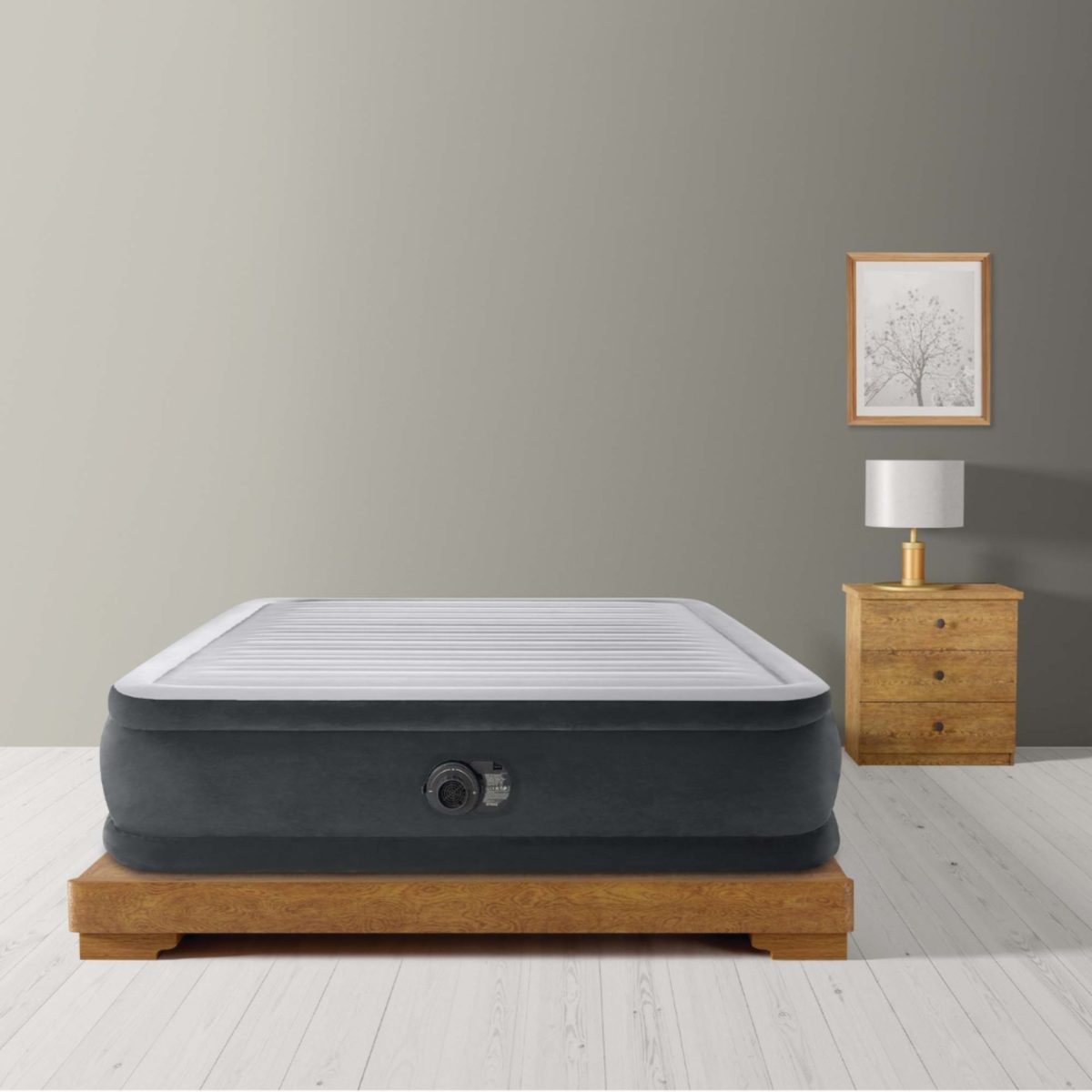 Materasso gonfiabile Intex Dura Beam 152x203x46cm posizionato in camera da letto su base in legno