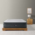 Materasso gonfiabile Intex Dura Beam 152x203x46cm posizionato in camera da letto su base in legno