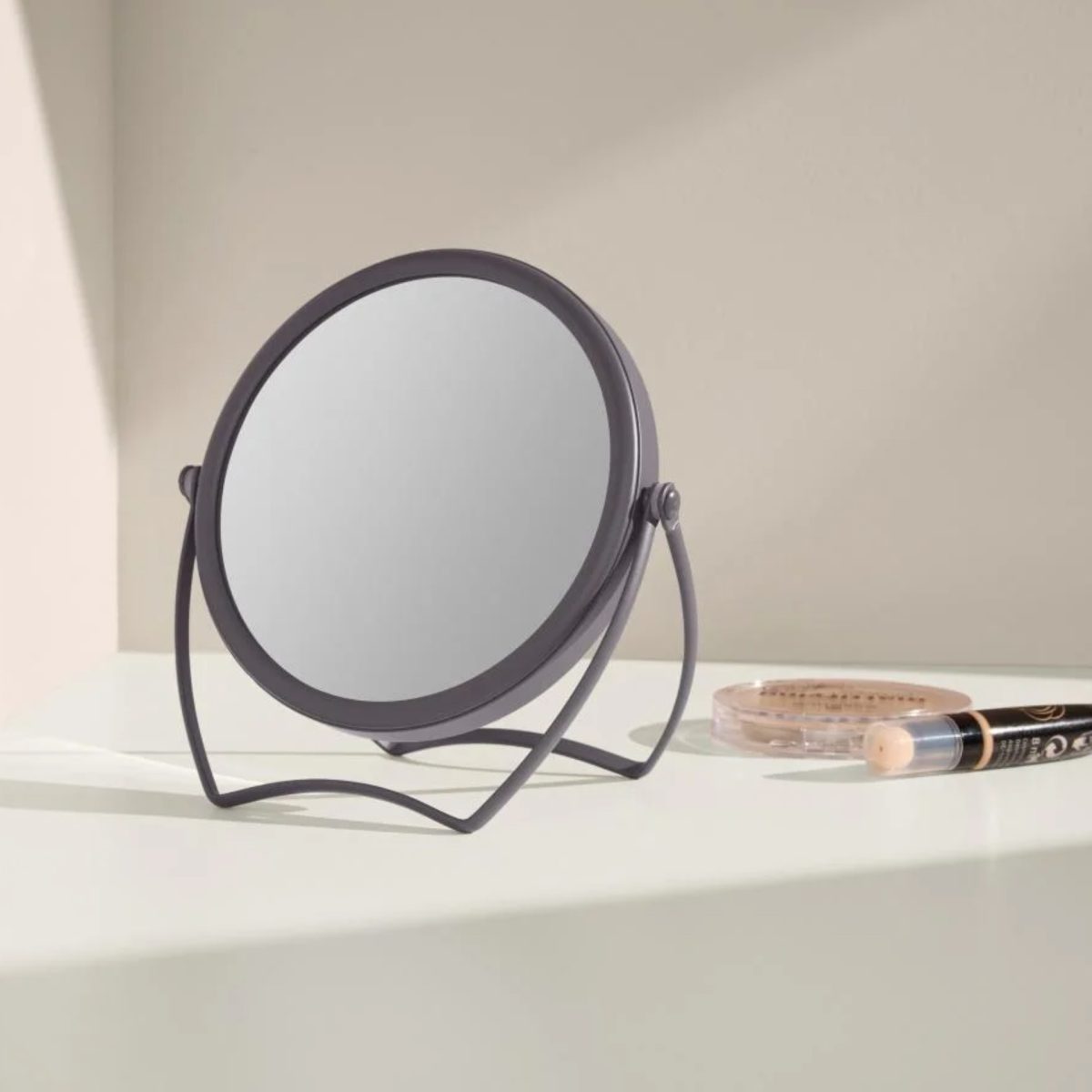 Cien Beauty specchio cosmetico ingrandimento 5x 7x su mensola con trucchi, ambientazione da toeletta