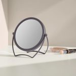 Cien Beauty specchio cosmetico ingrandimento 5x 7x su mensola con trucchi, ambientazione da toeletta