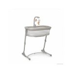 Culla Co-Sleeping Foppapedretti iNanna Greige vista frontale con giostrina e struttura in tessuto traspirante