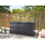 Box Universale da Giardino Parkside 280L posizionato su terrazza con piante e cuscini decorativi