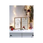 Calendario Avvento in Legno Ecologico ambientato con luci natalizie, pigne e decorazioni su mobile