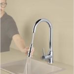 Rubinetto miscelatore Livarno cromato con doccetta estraibile utilizzata per il getto d'acqua