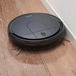 Robot aspirapolvere Silvercrest SSRS A1 ricondizionato vicino alla parete, dettaglio spazzole e sensori anticaduta