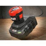 Batteria Parkside X12V Team 2.0Ah inserita nel caricabatterie durante la ricarica su base in legno