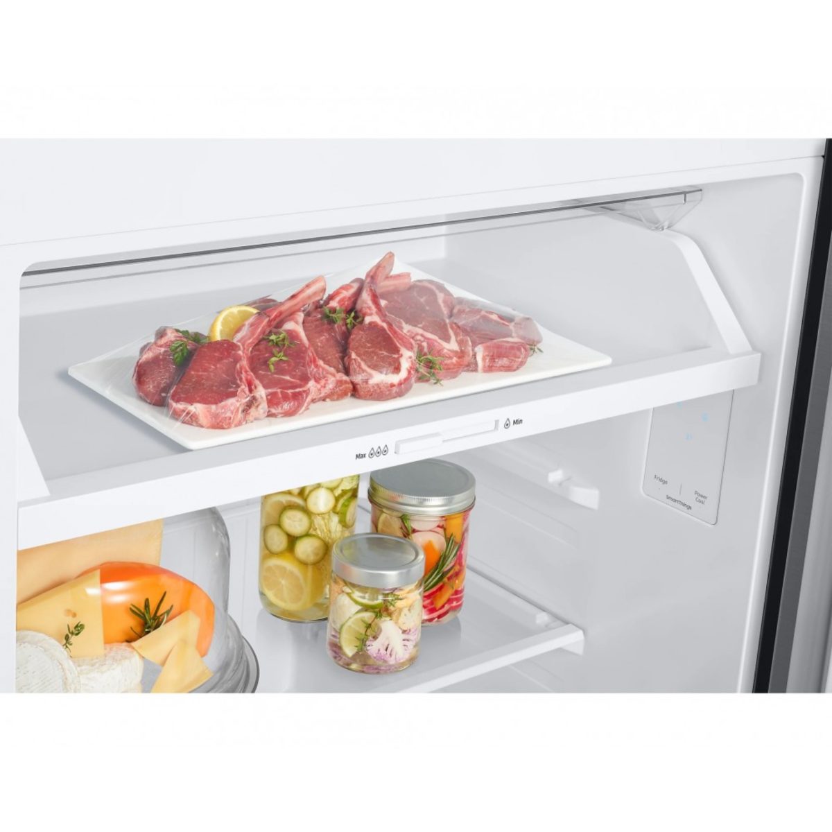 Frigorifero Samsung BESPOKE AI 393L, dettaglio ripiano con carne e barattoli conservati