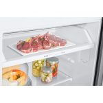 Frigorifero Samsung BESPOKE AI 393L, dettaglio ripiano con carne e barattoli conservati