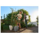 Set pinza legatrice a nastro Parkside utilizzata per legare piante di pomodoro in giardino