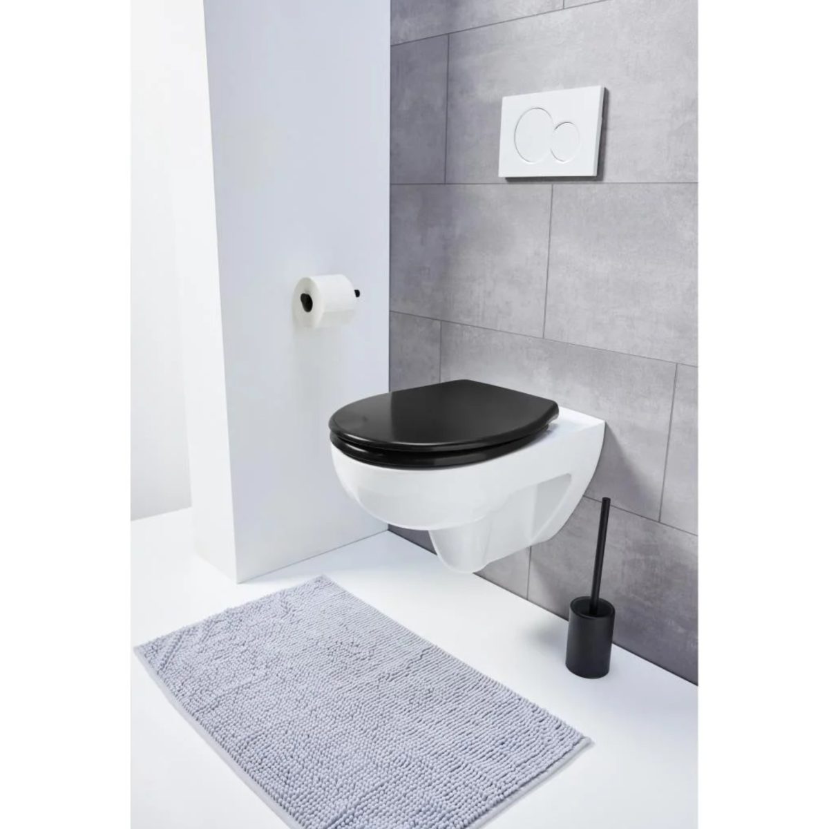 Asse WC Livarno nero duroplast installato su sanitario sospeso bianco in bagno moderno grigio