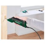 Raschietto elettrico Parkside PES 250 impiegato per tagliare e lavorare un pannello di legno