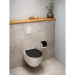 Copriwater Wenko nero installato su WC sospeso bianco, ambientazione bagno moderno
