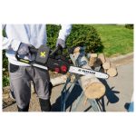 Uomo utilizza la motosega Parkside PPKSA 40 per tagliare un tronco di legno