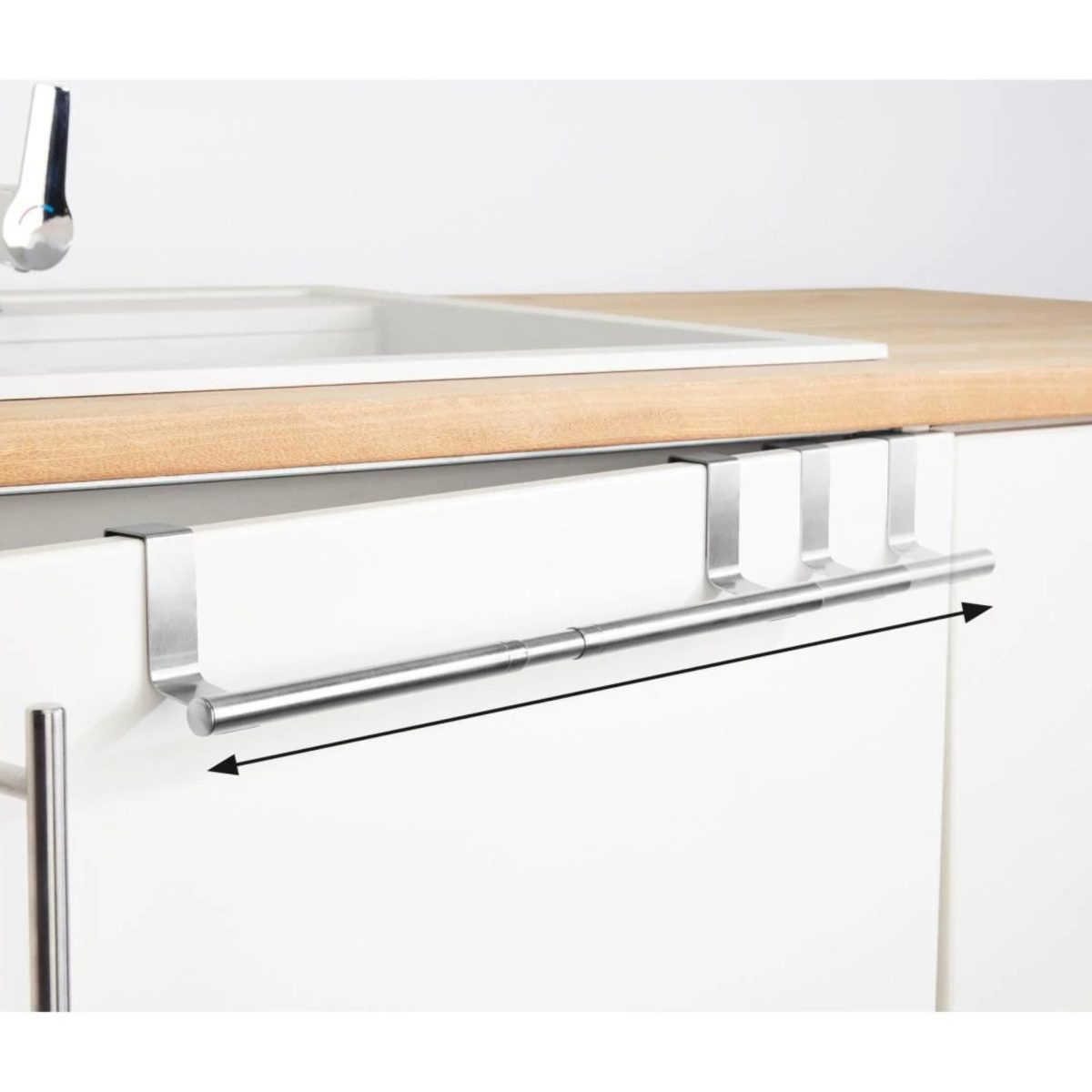 Asta porta strofinaccio W5 installata su anta cucina, dettaglio regolazione allungabile 31-50cm