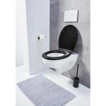 Asse WC Livarno nero duroplast con coperchio sollevato installato su WC sospeso in bagno grigio