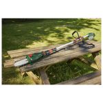 Potatore Parkside PAHE 20V appoggiato su tavolo da giardino in ambiente esterno reale