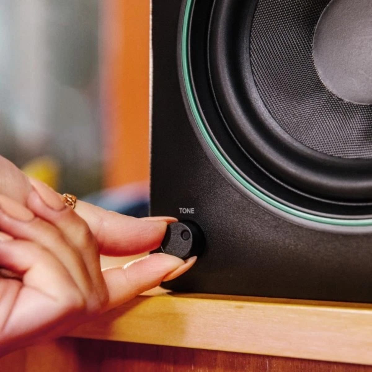 Mackie CR4.5BT dettaglio manopola Tone su cassa monitor durante regolazione audio
