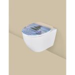 Copriwater Livarno Home fantasia pietre zen installato su vaso sospeso bianco in ambiente bagno