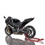 Cavalletto Crivit posteriore in acciaio 200kg installato su moto sportiva nera, vista laterale
