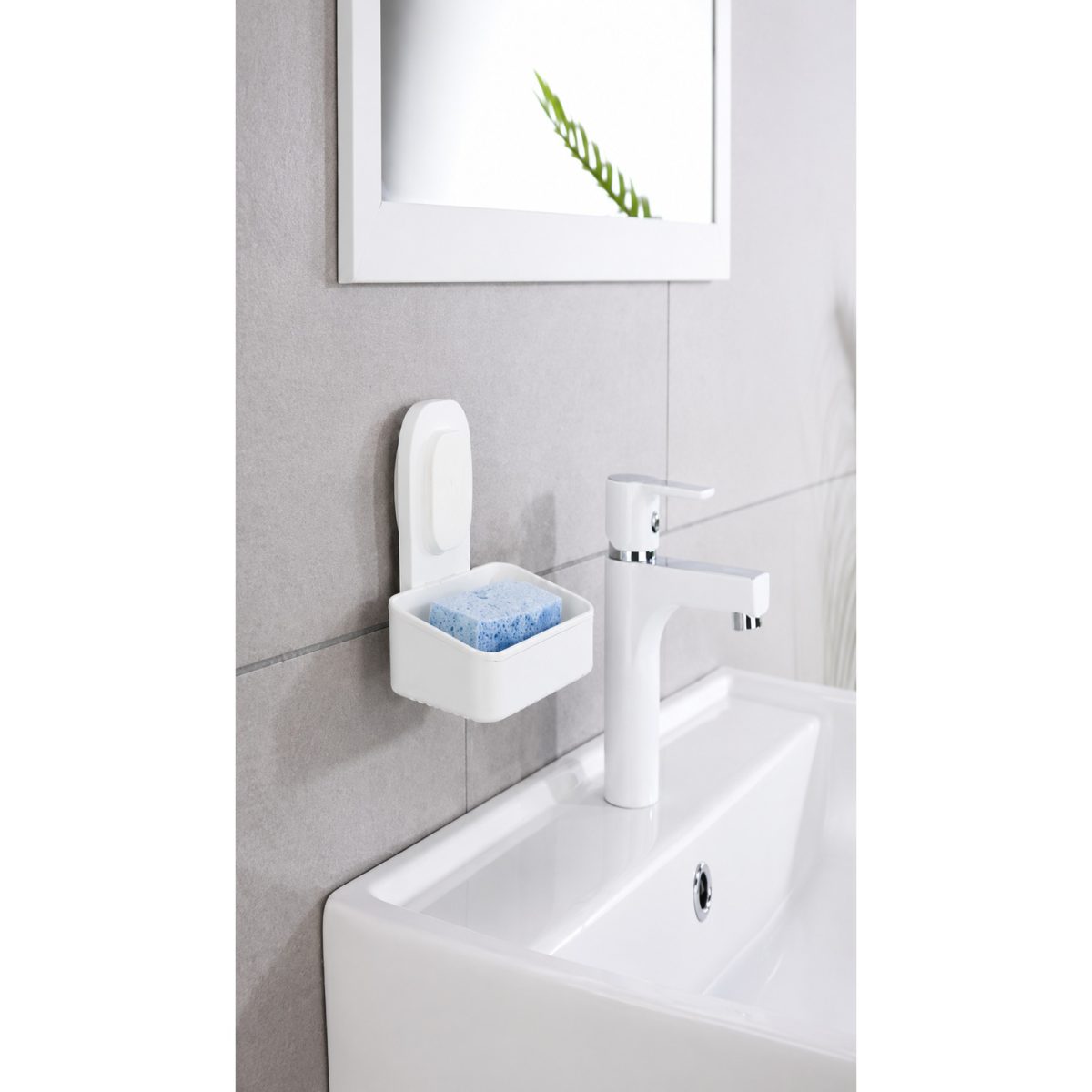 Porta sapone Livarno Home installato in bagno accanto al lavabo, con spugnetta inclusa nel cestello