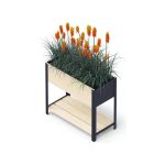 Fioriera rialzata UPYARD ModernBox High legno nero riempita con piante ornamentali e fiori arancioni, ripiano portavasi in legno