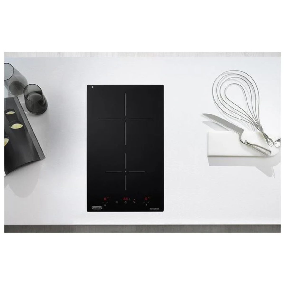 De Longhi PIN 32 Design piano cottura induzione 30cm installato su top cucina con utensili da cucina