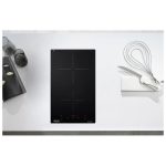 De Longhi PIN 32 Design piano cottura induzione 30cm installato su top cucina con utensili da cucina