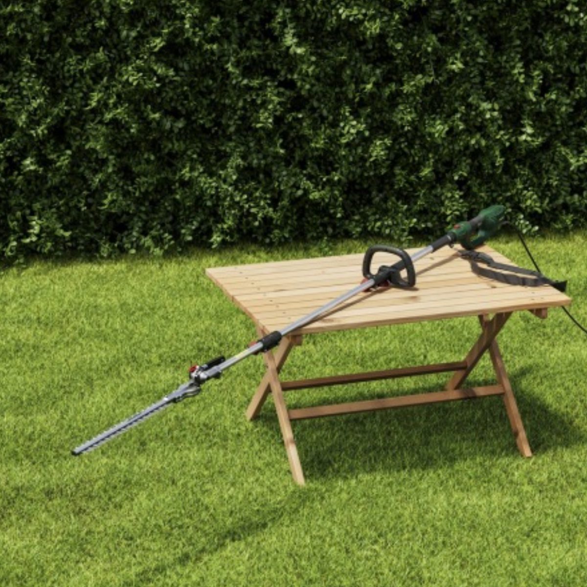Parkside PHESL 800 ricondizionato appoggiato su tavolo da giardino, impugnatura e cavo visibili