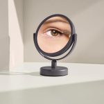 Specchio cosmetico Cien Beauty LED 5x, dettaglio riflesso occhio durante applicazione trucco