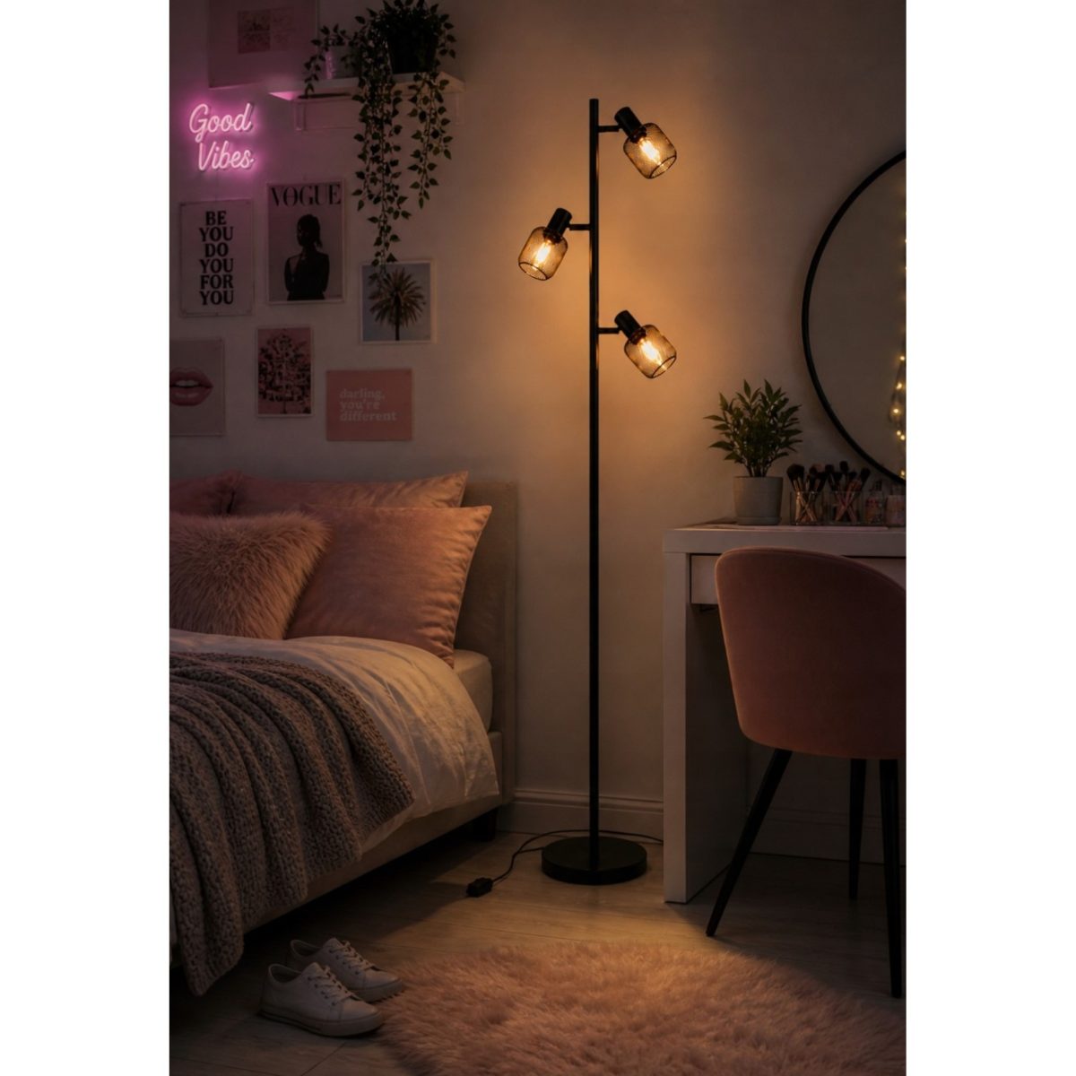 Lampada da terra Livarno Loft accesa in camera da letto con luce calda, dettaglio dei 3 faretti orientabili