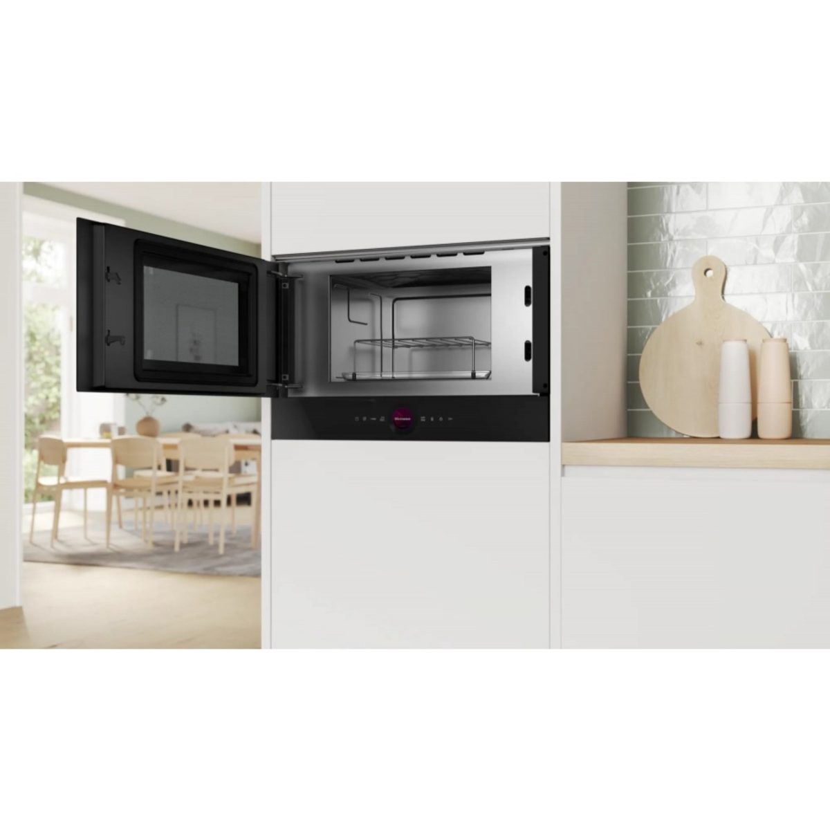 Bosch BEL7321B1 microonde da incasso nero, vista laterale con sportello aperto e vano cottura in acciaio