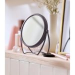 Cien Beauty specchio girevole 360 gradi su mensola in legno con vaso e profumi sullo sfondo