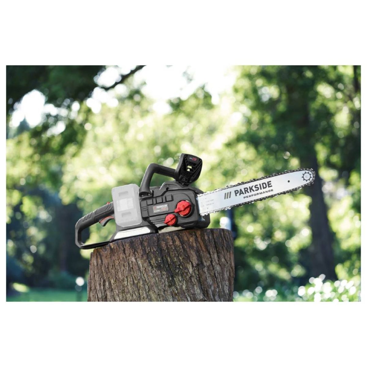 Motosega Parkside PPKSA 40 appoggiata su tronco di legno in ambiente esterno