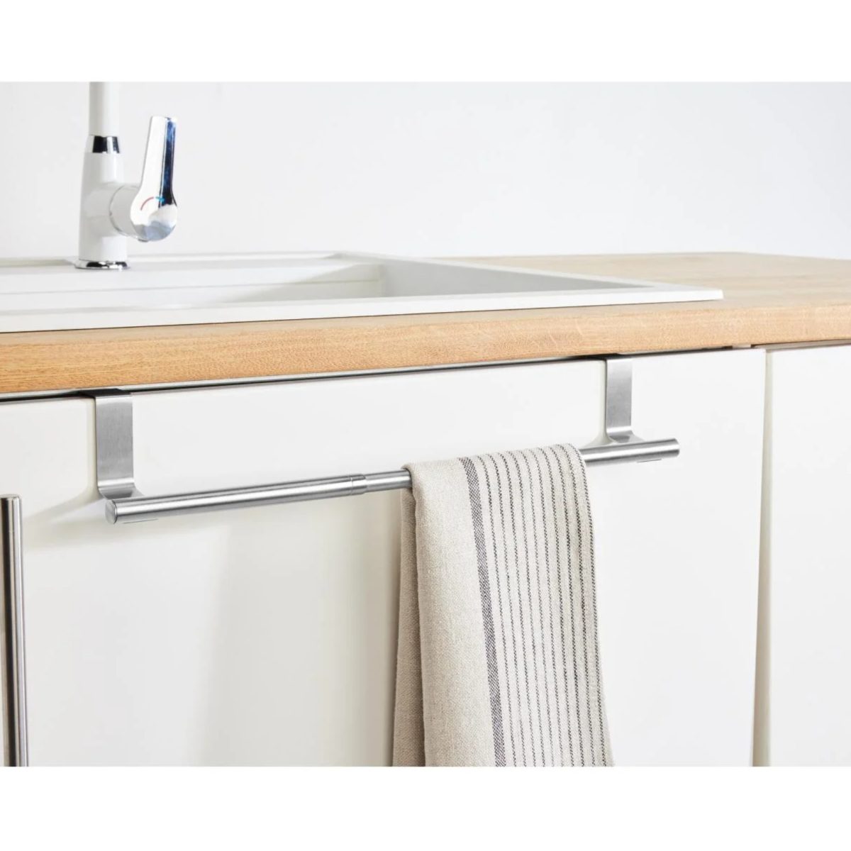 Asta porta strofinaccio W5 montata su mobile cucina con canovaccio appeso, esempio d'uso in ambiente