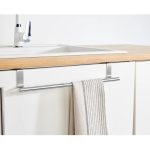 Asta porta strofinaccio W5 montata su mobile cucina con canovaccio appeso, esempio d'uso in ambiente