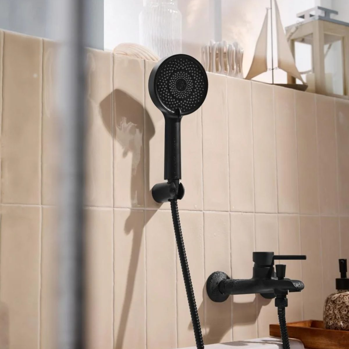 Doccetta Livarno 3 funzioni installata su miscelatore a muro nero in un bagno moderno