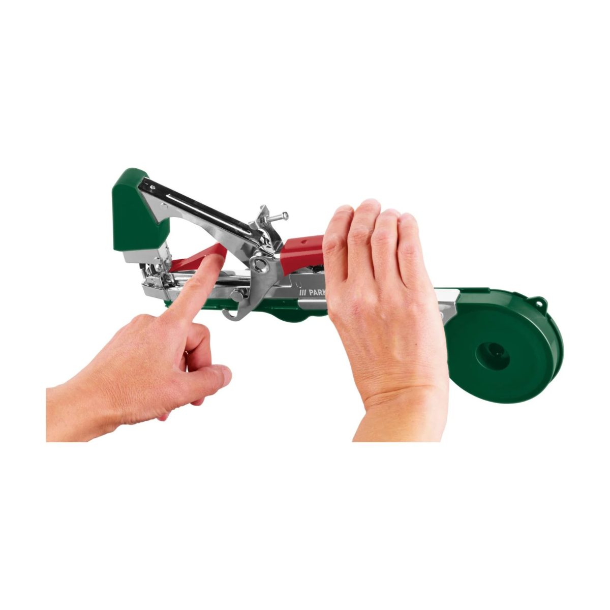 Parkside pinza legatrice a nastro per piante, dettaglio pulsante rosso di avanzamento nastro tenuto in mano
