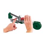 Parkside pinza legatrice a nastro per piante, dettaglio pulsante rosso di avanzamento nastro tenuto in mano