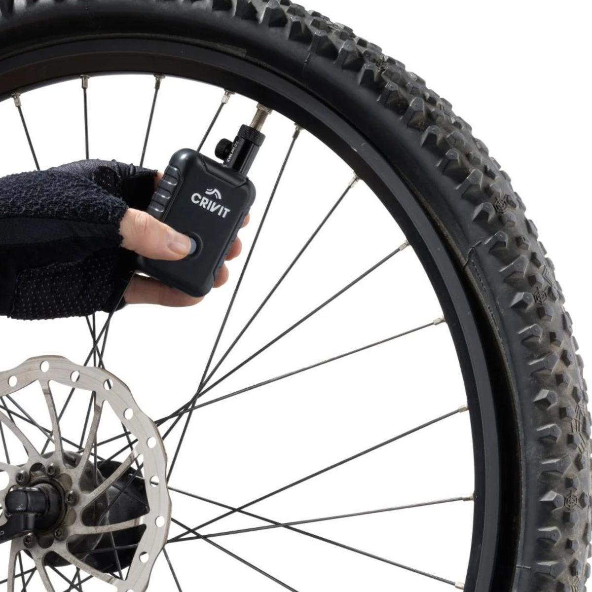 Crivit CFMK 7 minicompressore portatile usato per gonfiare la ruota di una bicicletta