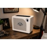 Mooer Hornet 15 amplificatore chitarra bianco 15W ambientato su scrivania con chitarra elettrica