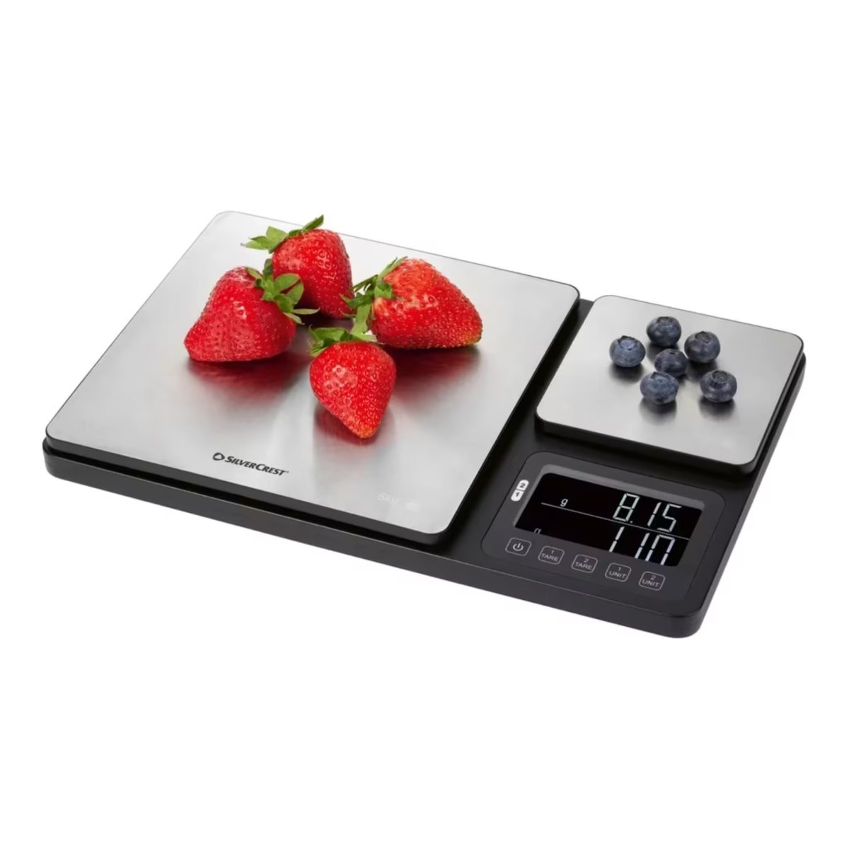 Bilancia di precisione Silvercrest con fragole sul piatto grande e mirtilli su quello piccolo