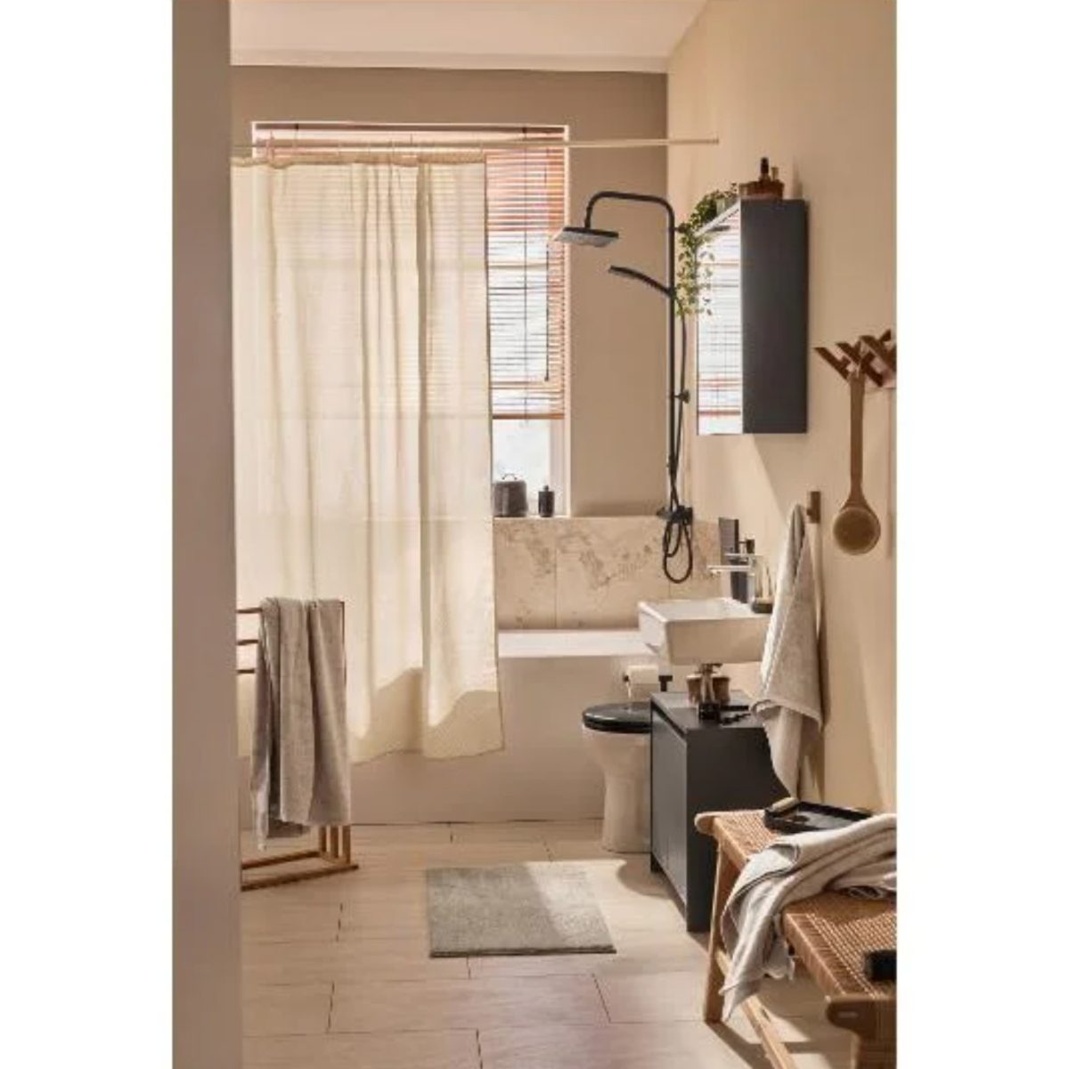 Asse WC Livarno nero duroplast montato su sanitario in ambiente bagno stile boho con toni beige