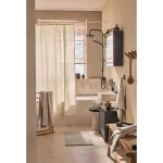 Asse WC Livarno nero duroplast montato su sanitario in ambiente bagno stile boho con toni beige