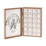 Calendario Avvento in Legno Ecologico aperto con 24 cassettini numerati e decoro renna nel bosco