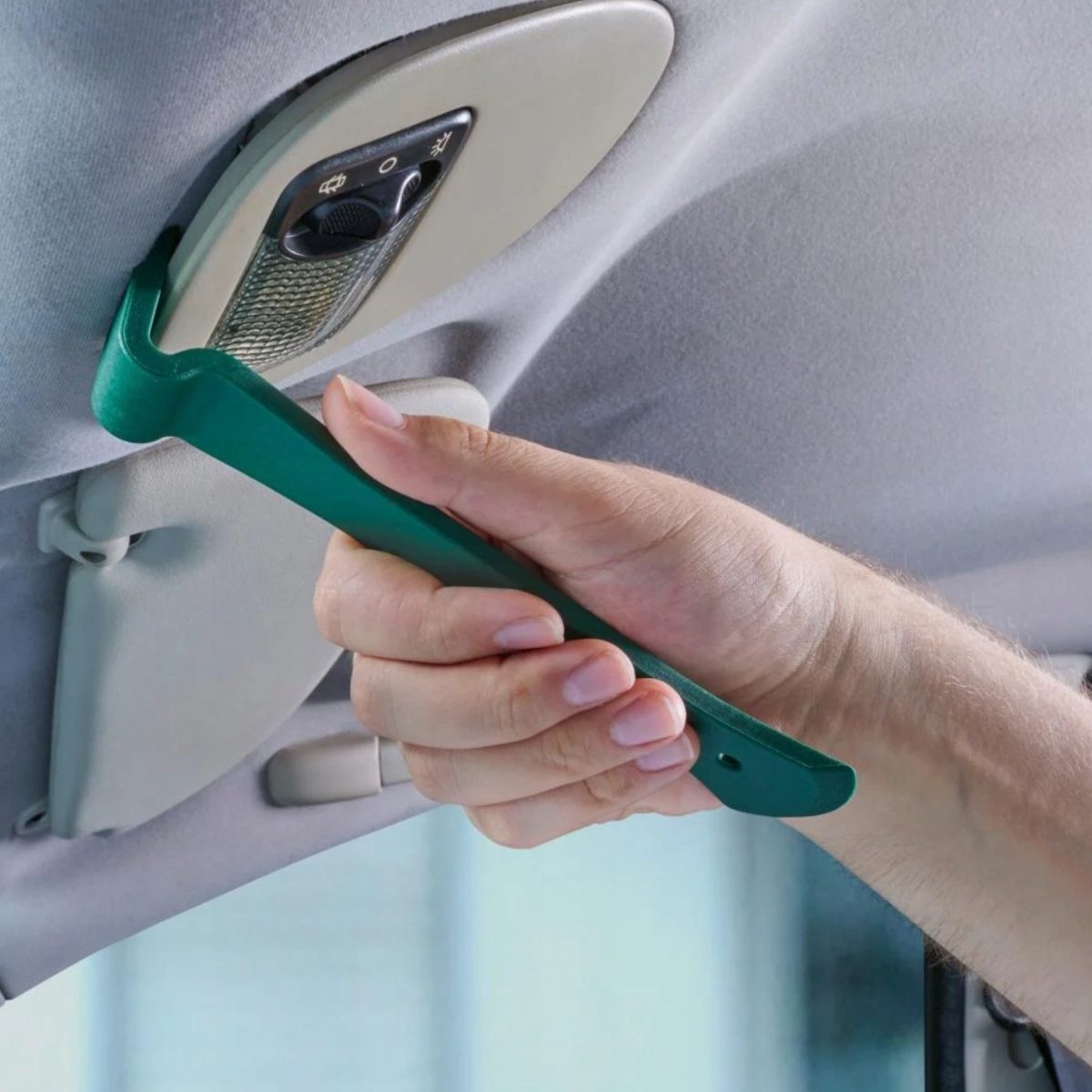 Chiave Parkside in plastica verde utilizzata per smontare rivestimento interno auto vicino plafoniera