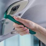 Chiave Parkside in plastica verde utilizzata per smontare rivestimento interno auto vicino plafoniera